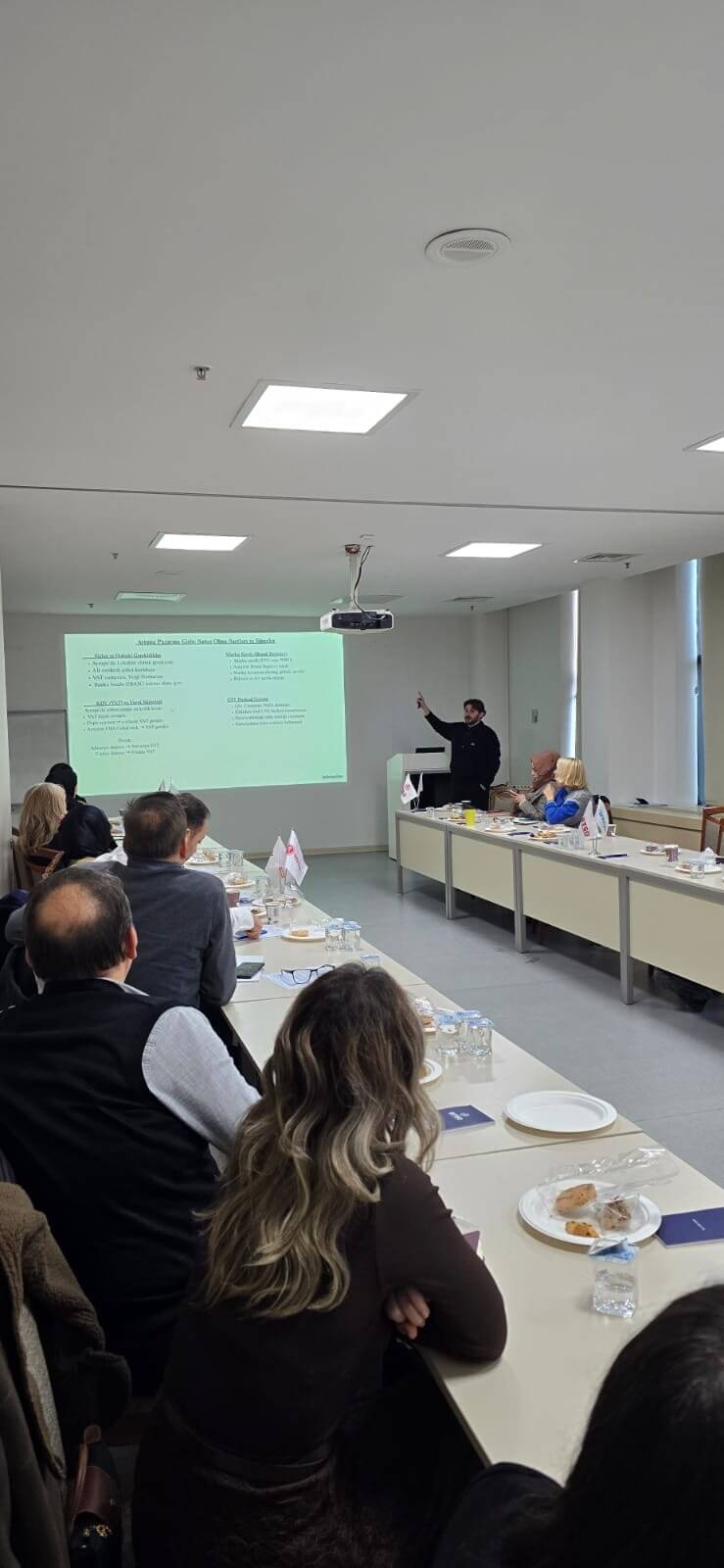 BTSO UR-GE programı eğitiminde uzun masalar etrafında oturan katılımcılar