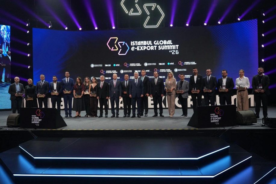 IGEXX İstanbul Global E-Export Summit'te ışıklandırılmış sahnede toplu fotoğraf