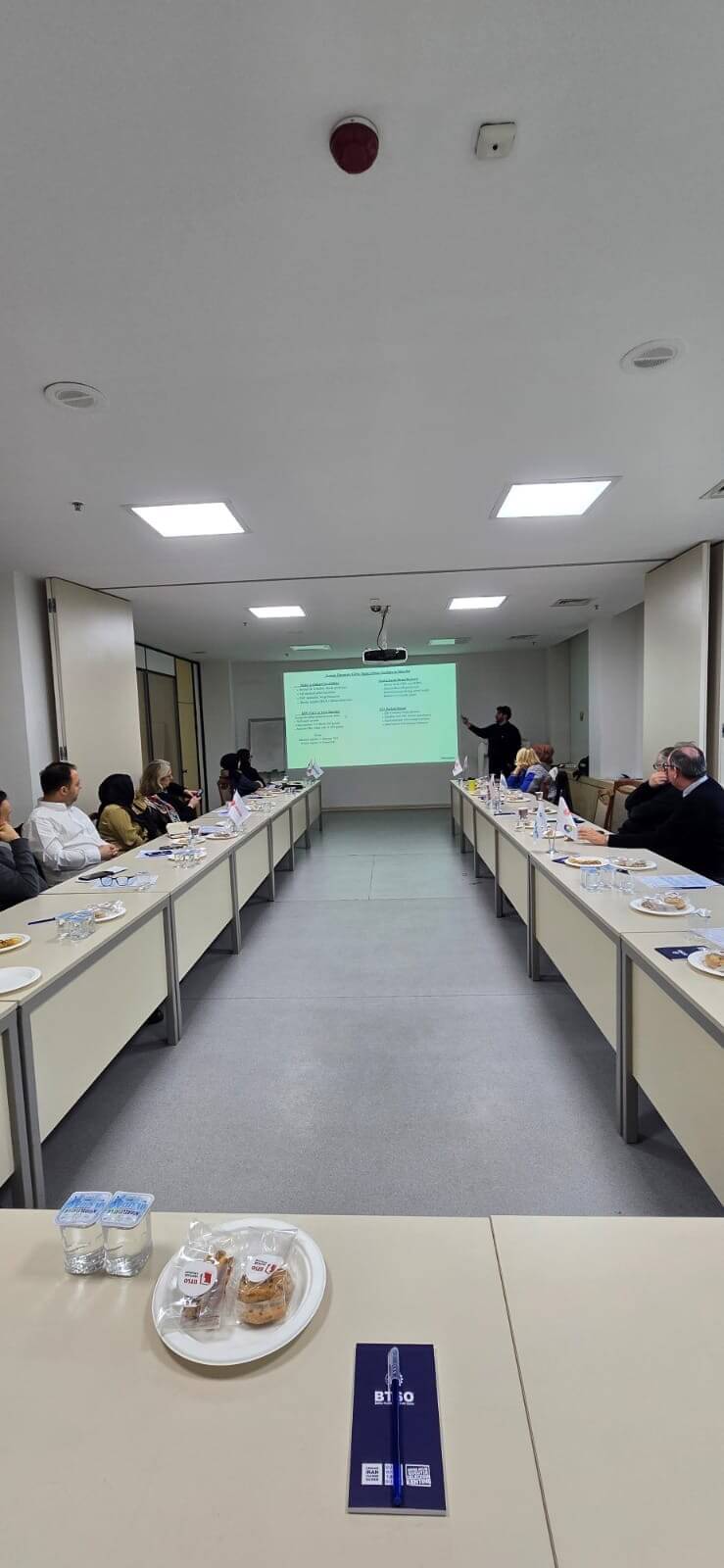 BTSO UR-GE programı eğitiminde toplantı salonunda sıralanmış masalar