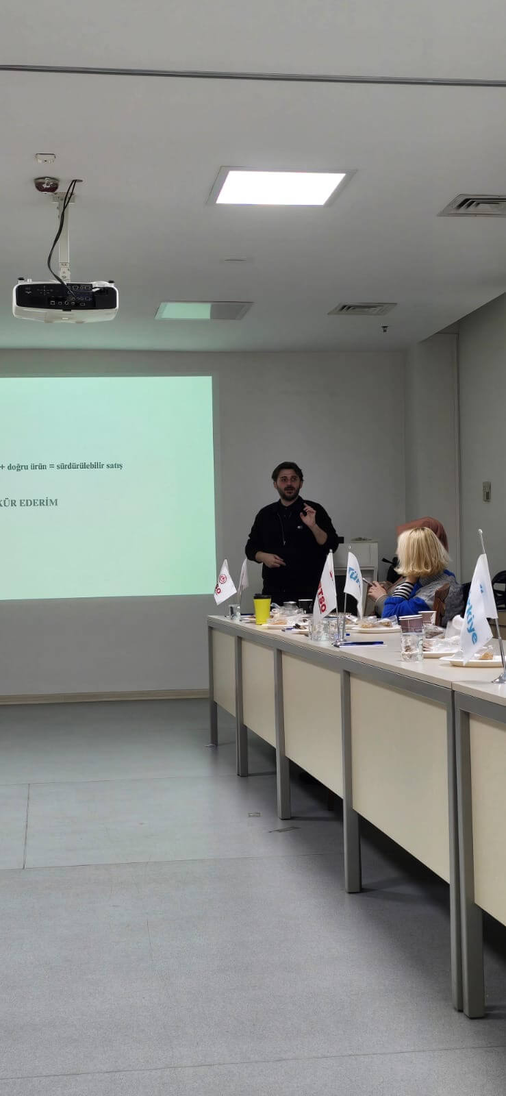 BTSO UR-GE programı eğitiminde sunum ekranı önünde eğitmen ve katılımcılar