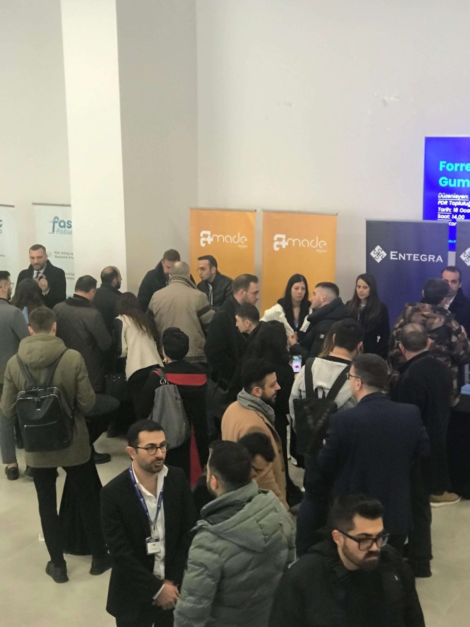 İstanbul etkinliğinde stantların önünde bir araya gelen katılımcılar