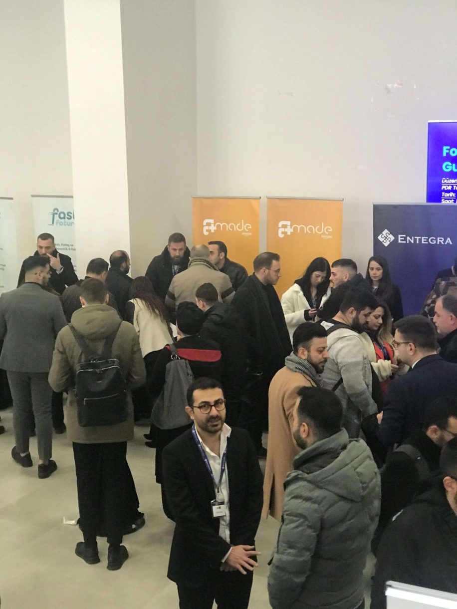 İstanbul etkinliğinde stantların önünde sohbet eden katılımcılar