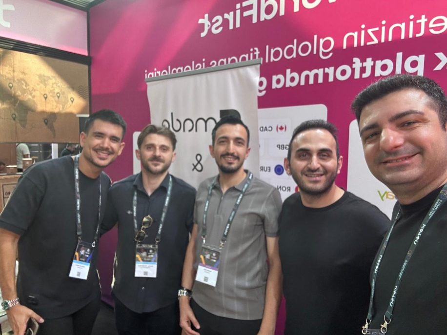 IGEXX İstanbul Global E-Export Summit'te fuar alanında bir araya gelen ekip üyeleri