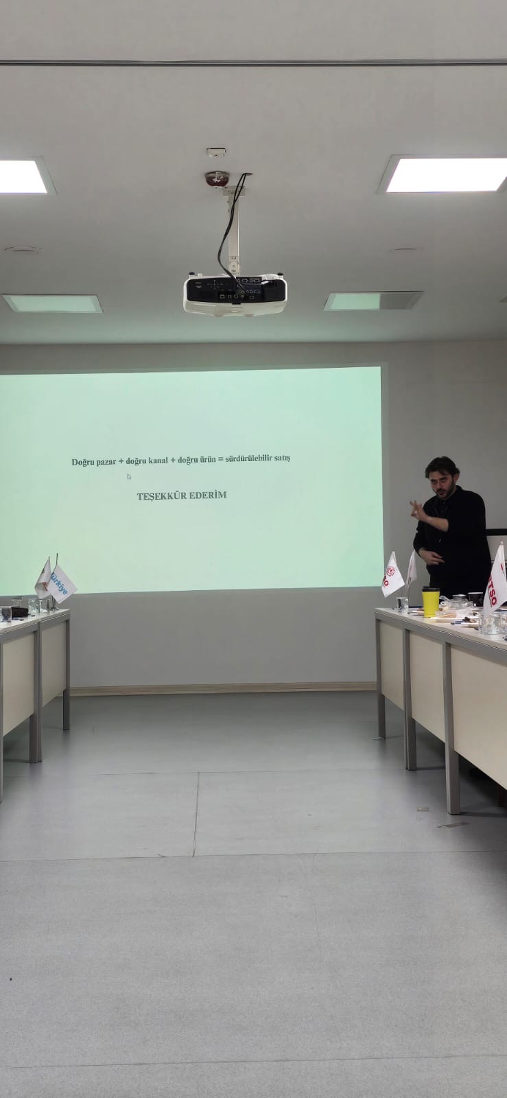 BTSO UR-GE programı eğitiminde eğitim salonunda masalar ve sunum ekranı