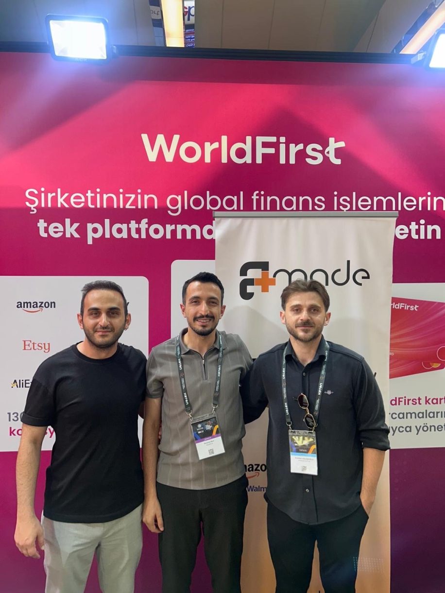 IGEXX İstanbul Global E-Export Summit'te WorldFirst standının önünde üç kişi
