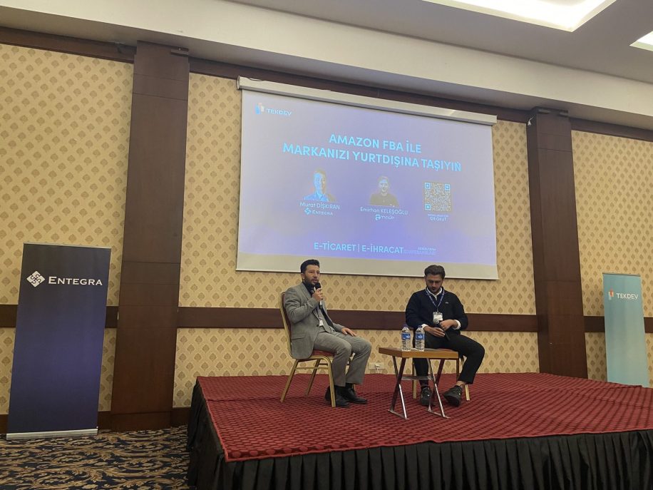 Denizli etkinliğinde sahnede iki konuşmacının katıldığı panel oturumu