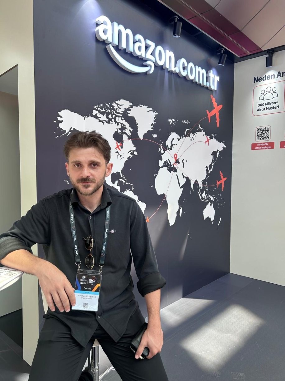 IGEXX İstanbul Global E-Export Summit'te Amazon panosunun önünde duran bir kişi