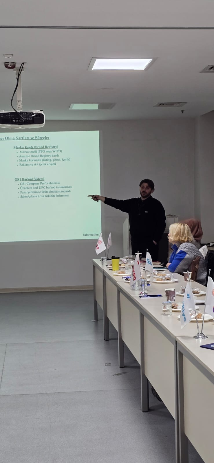 BTSO UR-GE programı eğitiminde sunum ekranı önünde konuşan eğitmen